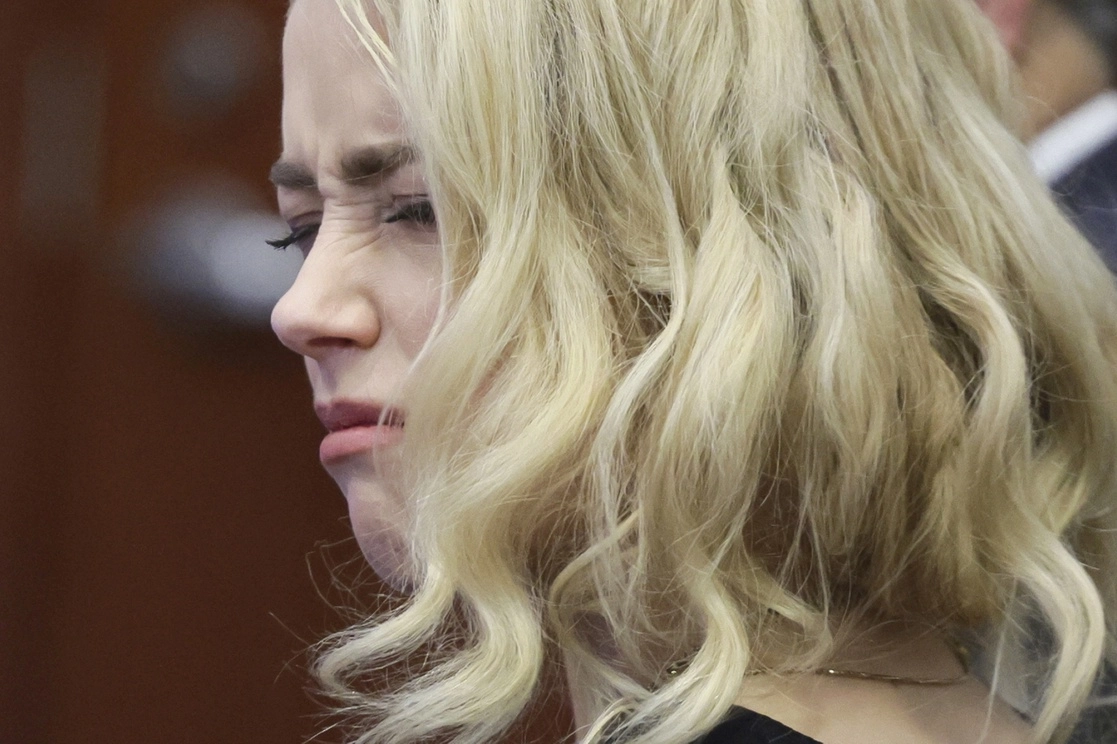 Amber Heard apelará la decisión de un jurado de que difamó a su ex marido Johnny Depp cuando afirmó que era una superviviente de la violencia sexual, dijo su abogada. En la imagen, la actriz durante el veredicto en la corte de Fairfax, Virginia, el 1 de junio de 2022. Foto Ap 