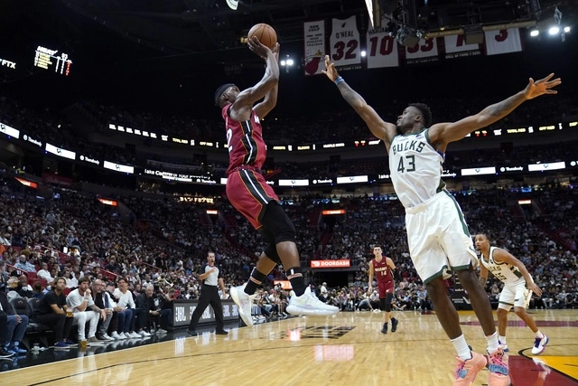 Jimmy Butler del Miami Heat (izq) y Thanasis Antetokounmpo de los Milwaukee Bucks (der) durante una jugada en el encuentro. Foto Ap