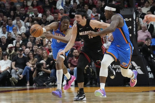 El basquetbolista del  Miami Heat, Jaime Jaquez Jr. (c)disputa el balón durante el encuentro. Foto Ap
