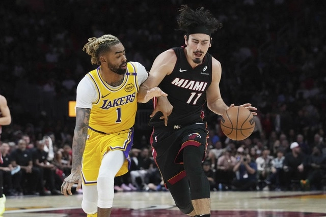 El guardia de Los Ángeles Lakers, D'Angelo Russell (1) defiende al jugador del Miami Heat,Jaime Jaquez Jr. Foto Ap