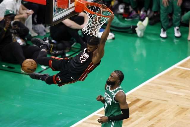 El jugador del Miami Heat, Jimmy Butler (izq)encesta una canasta durante el juego. Foto Ap