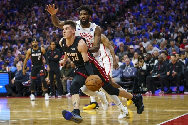 El basquetbolista del Miami Heat, Tyler Herro (c) durante una jugada en el encuentro. Foto Ap