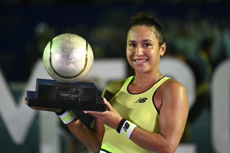 Heather Watson presume su trofeo tras conquistar el Abierto mexicano de tenis. Foto Jam Media