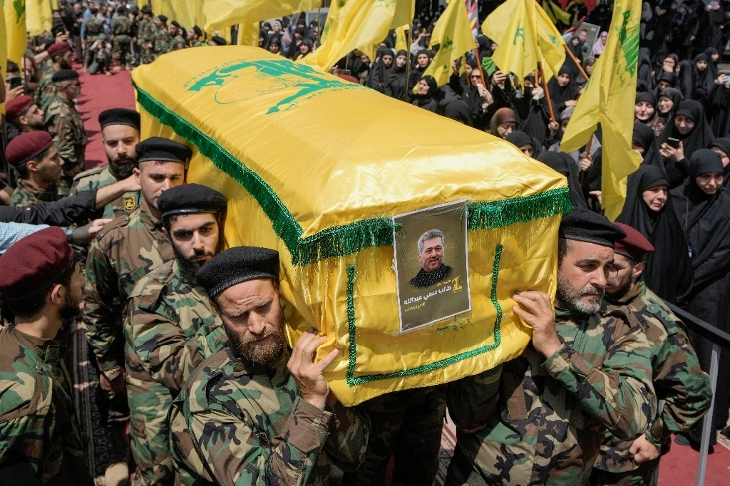 Combatientes de Hezbolla cargan el ataúd del comandante Taleb Sami Abdullah, asesinado durante un ataque israelí a territorio libanés. Foto Ap

 