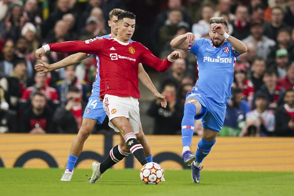 Cristiano Ronaldo y su equipo, el Manchester United, cayeron ayer 1-0 ante los colchoneros, con lo que fueron eliminados por global de 2-1. El mediocampista tricolor (derecha) tuvo una destacada actuación. Foto Ap