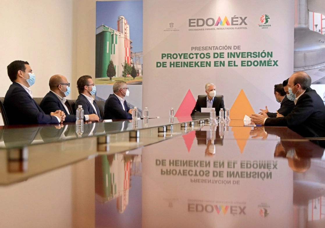 El gobernador del Edomex, Alfredo del Mazo, en reunión con directivos de Heineken. Foto tomada del Twitter @alfredodelmazo