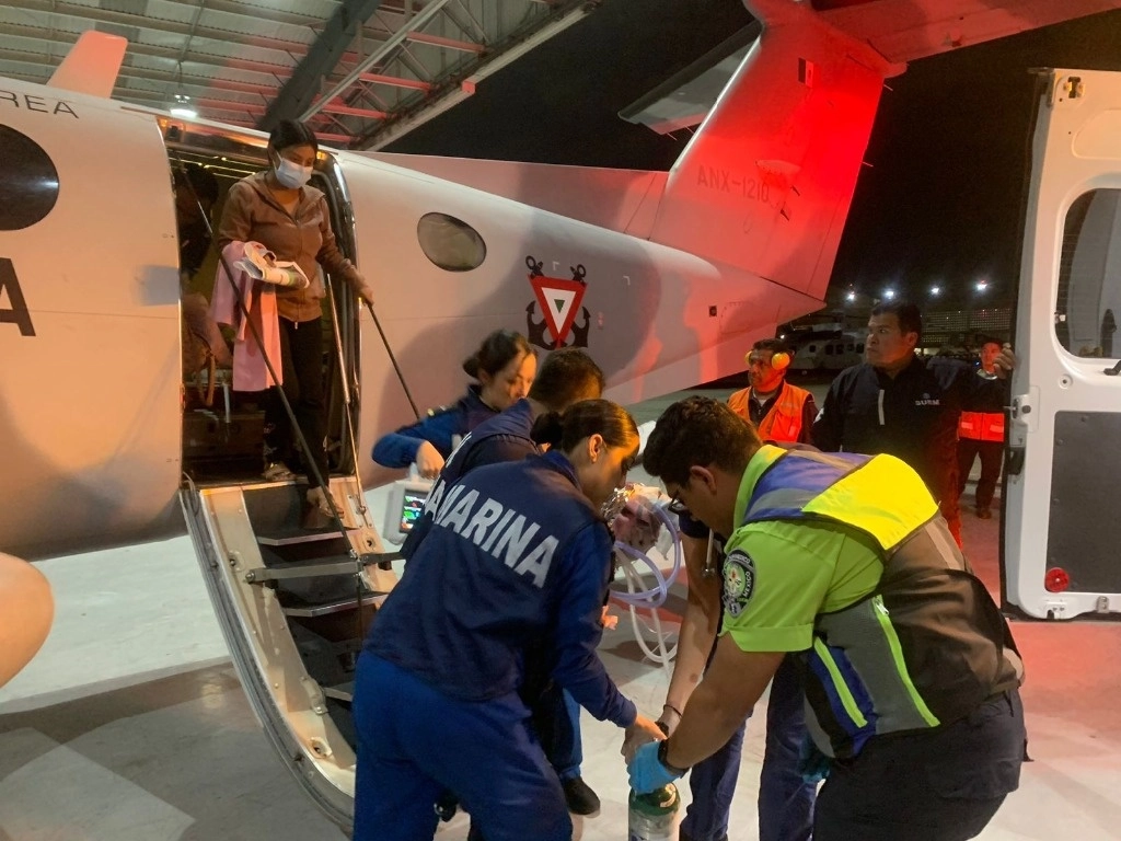 La Semar trasladó de Acapulco a la Ciudad de México a tres recién nacidos. Foto @GobiernoMX