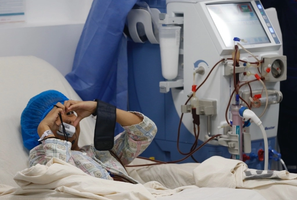 Al inaugurar la primera sala de hemodiálisis para menores de la red hospitalaria de la Ciudad de México, Sara Cortés Quesada, directora del Hospital Pediátrico Iztacalco de la Secretaría de Salud local, explicó que esta terapia "es la última oportunidad que tienen nuestros niños para sobrevivir y poder acceder a un trasplante". En la imagen, Daniela recibe el primer tratamiento. Foto José A. López