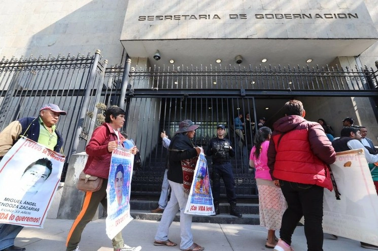 Padres de los 43 normalistas desaparecidos de  Ayotzinapa en la Secretaría de Gobernación. Fotos: Marco Peláez