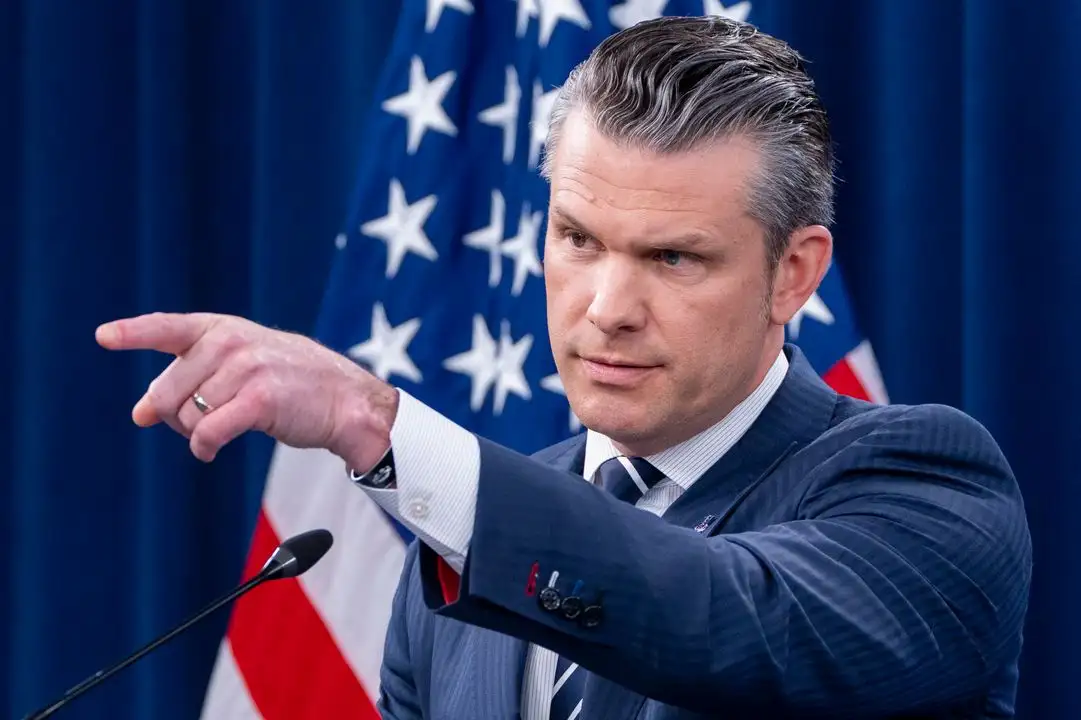 El secretario de Defensa de EU, Pete Hegseth, habla durante una conferencia de prensa en el Pentágono, Washington, el domingo 22 de junio de 2025, después de que el ejército estadunidense atacara tres emplazamientos en Irán. Foto