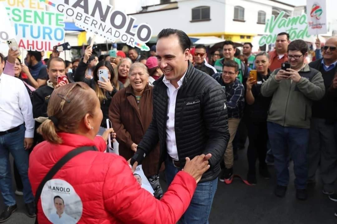Manolo Jiménez recorrió el populoso mercado de la colonia La Guayulera, al sur de la capital de Coahuila. Foto Leopoldo Ramos 