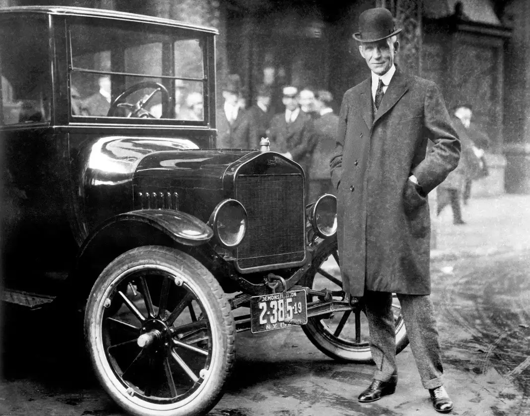 Henry Ford hizo posible su sueño de producir un automóvil que fuese asequible, fiable y eficiente con la introducción del modelo T en 1908. Este vehículo marcó el inicio de una nueva era en el transporte personal – era fácil de manejar, mantener y maniobrar en carreteras en mal estado, teniendo un éxito inmediato.
Fotos. Cortesía Ford Motor Company.