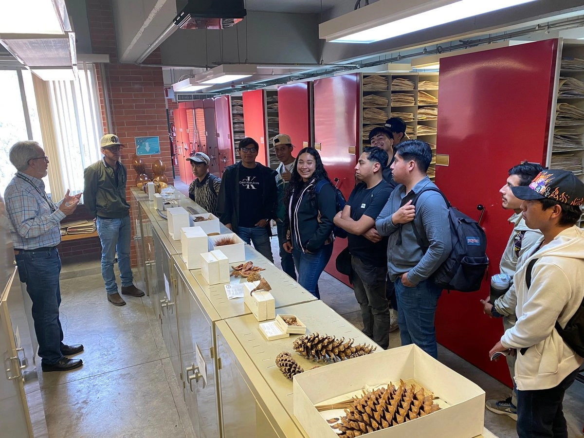 El Herbario Nacional de México (MEXU) custodia un millón 600 mil ejemplares de plantas. En la imagen, visita guiada al MEXU.