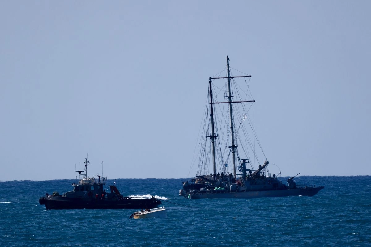 Una embarcación de la Flotilla Global Sumud con destino a Gaza siendo remolcadas hacia el puerto de Ashdod, en el sur de Israel. 