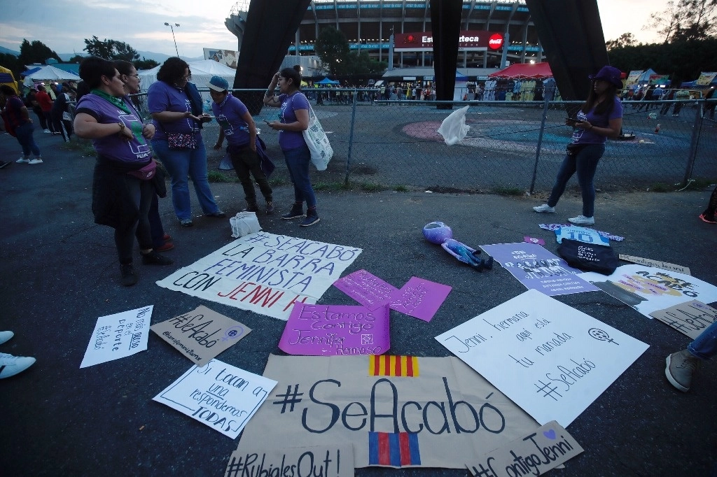 Integrantes de una barra feminista realizan protestan contra el machismo en el futbol y en apoyo a Hermoso en el estadio Azteca. Foto Cristina Rodríguez/ archivo