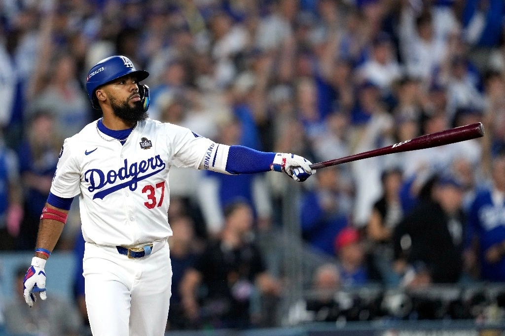 El dominicano Teoscar Hernández se queda con los Dodgers de Los Ángeles. En la imagen, durante un partido ante Yanquis de Nueva York, el 26 de octubre de 2024. Foto Ap