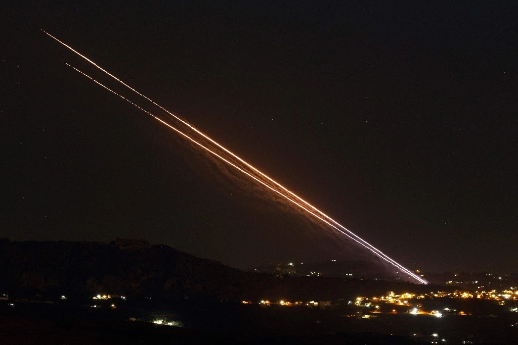 Cohetes disparados por Hezbollah desde el sur de Líbano hacia territorio israelí. Foto Afp