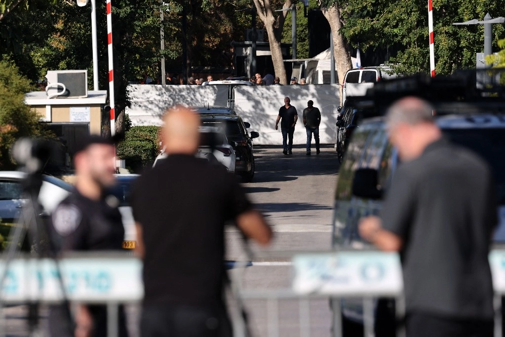 Las fuerzas de seguridad israelíes se reúnen detrás de una barrera al otro lado de una calle que conduce a la residencia del primer ministro Benjamin Netanyahu en Cesarea el 19 de octubre de 2024. La oficina de Netanyahu dijo que se lanzó un dron hacia su residencia. Foto Afp
