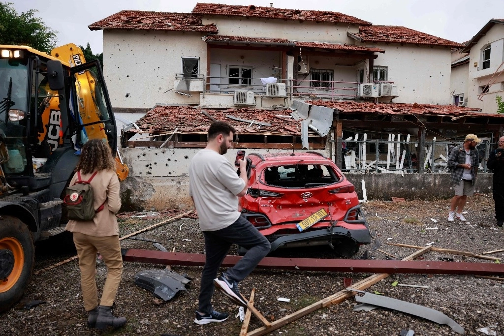 Daños causados por el impacto de cohetes lanzados desde Líbano hacia Petah Tikva, cerca de Tel Aviv, Israel. Foto Afp