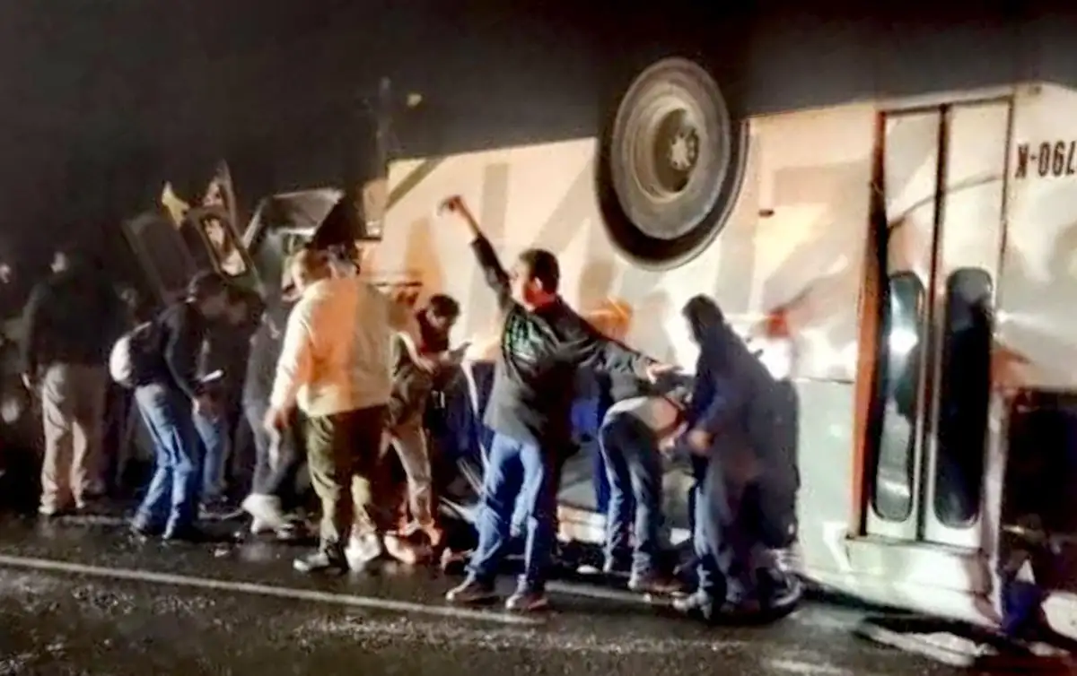 Al menos 25 heridos, 7 de ellos de gravedad, es el saldo preliminar de la volcadura de un autobús de la línea AVM, suscitado sobre la carretera Tula–Jorobas, del poblado de Santa Teresa. Foto
