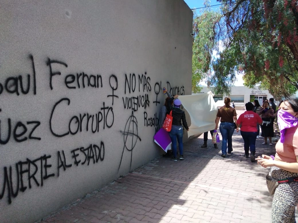 Las mujeres realizaron pintas afuera de los juzgados. Foto Ricardo Montoya
