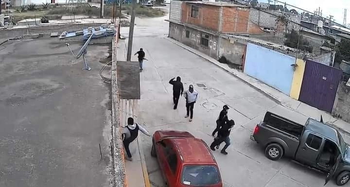 En el video de una cámara de seguridad que circula por Internet no se ve el momento en que un hombre fue sacado de la casa y subido a una camioneta Nissan Frontier gris. Foto La Jornada.