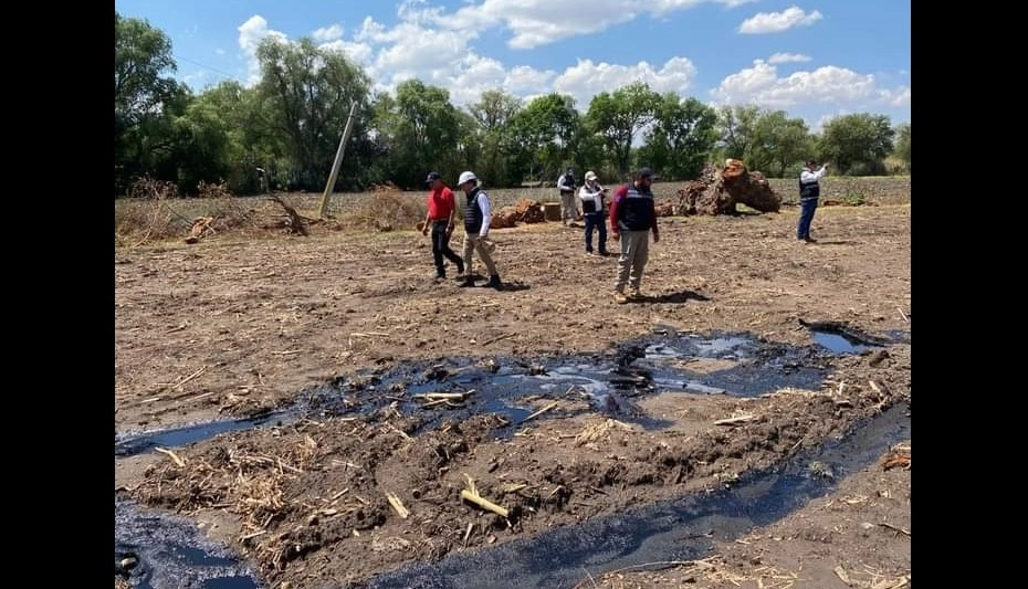 El hidrocarburo también se derramó en en terrenos de sembradío cercanos al municipio de Tezontepec de Aldama. Foto Ayuntamiento de Tezontepec de Aldama