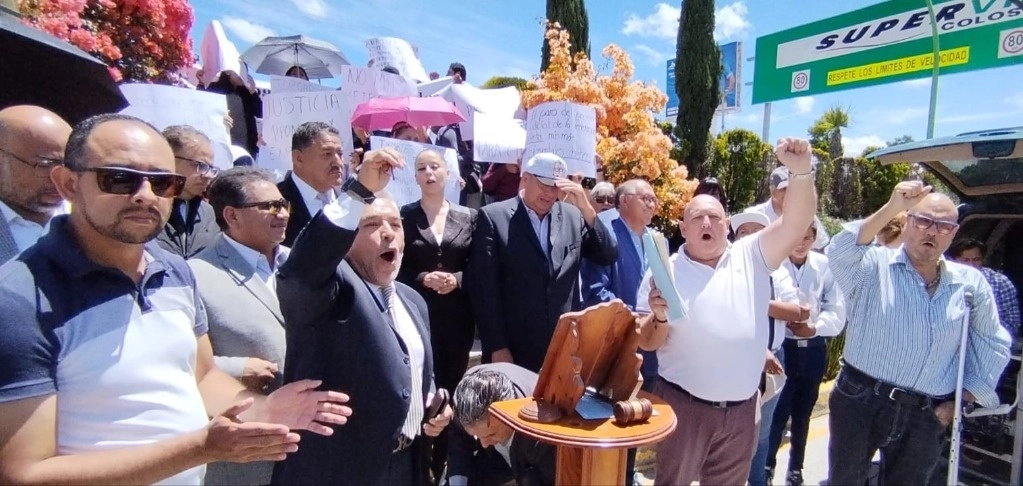 "¡Basta de privilegios!"; "impartes justicia con un sueldo de 600 mil pesos y una madre alimenta a sus hijos con mil 500 pesos mensuales "; "¡no más corrupción e impunidad!”, “justicia pronta y expedita!", se podía leer en algunas de las pancartas. Foto Ricardo Montoya 