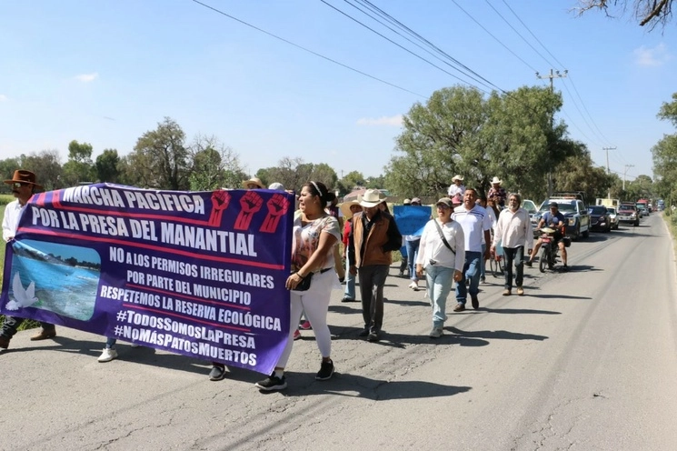 El contingente de pobladores inició la marcha alrededor de las nueve de la mañana. Foto La Jornada.