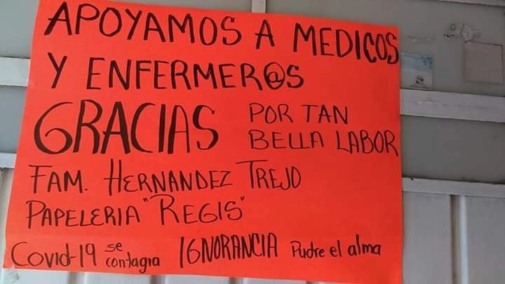 Algunos pobladores colocaron mensajes en sus viviendas para reconocer la labor del personal de salud. Foto Ricardo Montoya