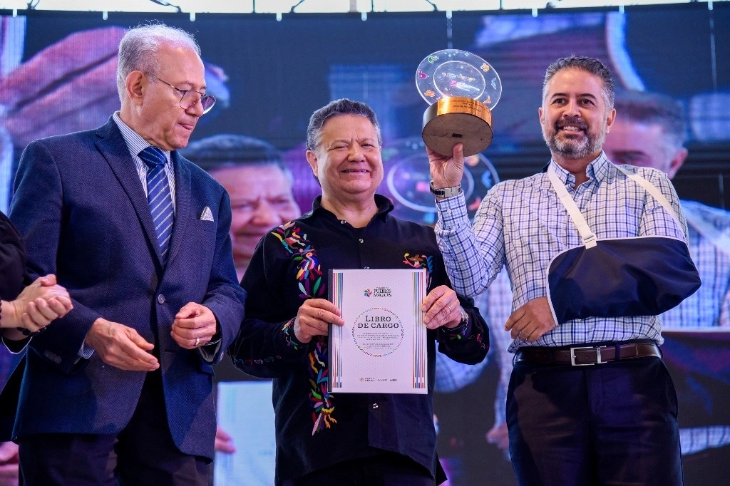 De izquierda a derecha: Humberto Hernández Haddad, subsecretario de Turismo federal; Julio Menchaca, gobernador del estado de Hidalgo, e Iván Martínez Olvera, secretario de Turismo de Veracruz, al clausurar el Tianguis de Pueblos Mágicos celebrado en Pachuca, Hidalgo. Foto cortesía.