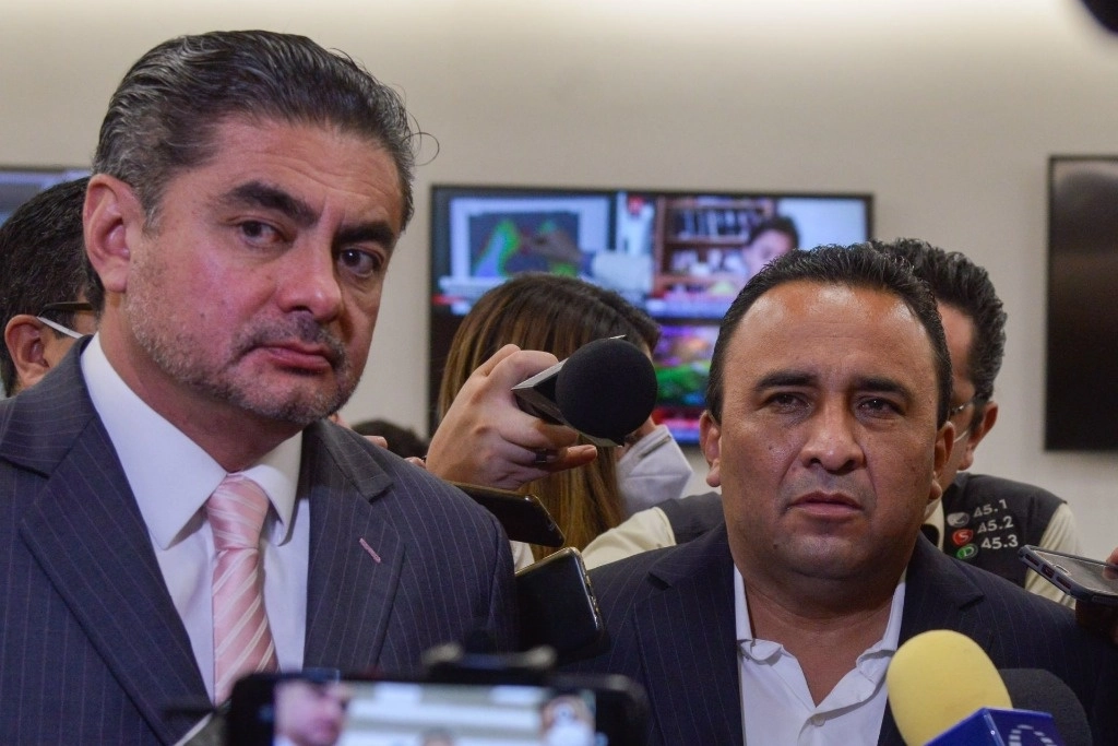 Manuel Hernández Badillo (der.), ex edil de Tula de Allende, es señalado por haber autorizado contratos por 60 millones de pesos para atender las afectaciones de las inundaciones causadas por el desbordamiento del río Tula en 2021. Foto Cuartoscuro.