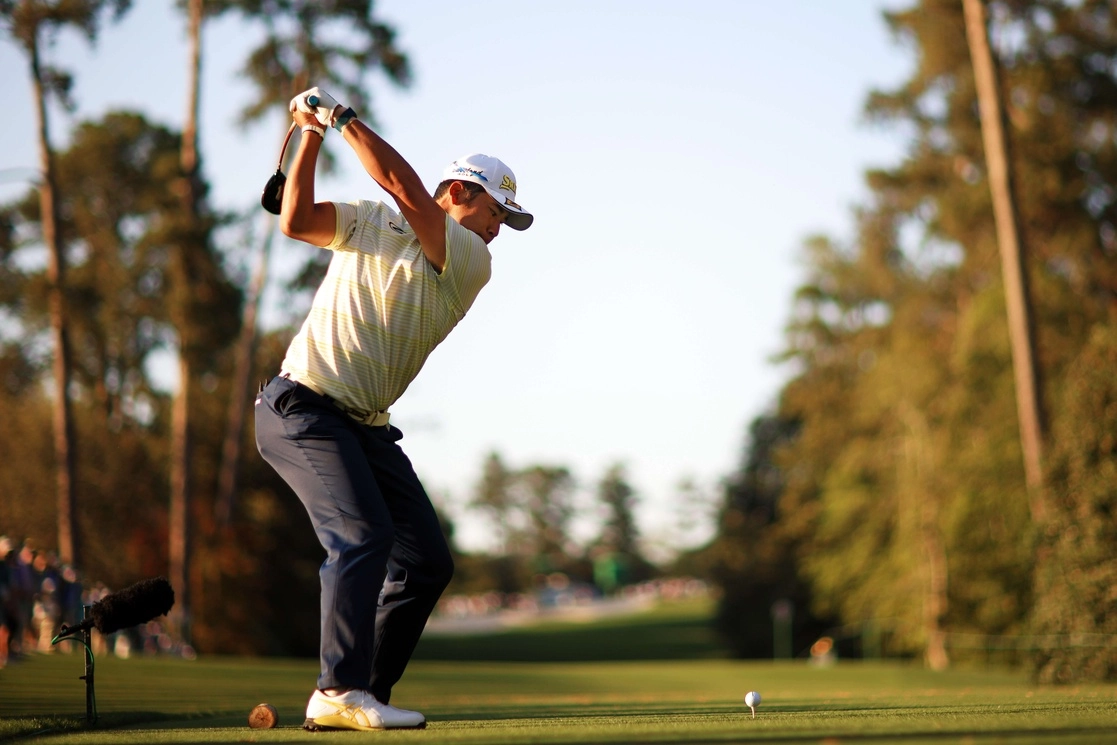 El japonés Hideki Matsuyama pasó su peor momento con tres 'bogeys' y al enviar dos pelotas al agua para poner dramatismo en la lucha contra sus propios nervios, el 11 de abril de 2021. Foto Afp