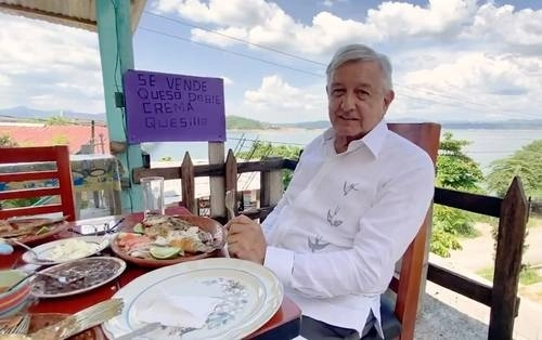 Ayer estuvo en la de Malpaso, donde comió una mojarra nativa carnívora. Foto Captura de pantalla de su mensaje en Twitter