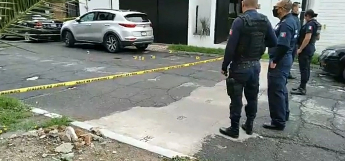 Policías municipales de Pachuca custodian la zona donde ocurrió el hecho en la colonia avenida Chihuahua de la colonia Terrazas. Foto 'La Jornada'