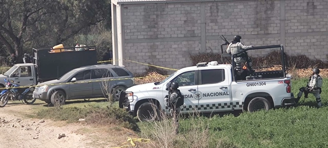 Elementos de la GN, Sedena y Policía estatal se enfrentaron con civiles que extraían combustible de un ducto de Pemex en Tezontepec de Aldama, Hidalgo. Foto ‘La Jornada’