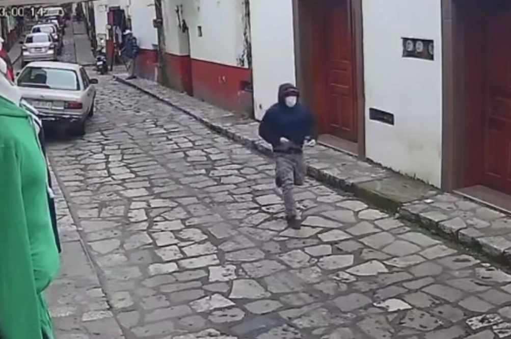 Cámaras de seguridad captaron el momento en que asaltantes intentan huir por las calles de Cuetzalan, Puebla. Foto Captura del video difundido en redes