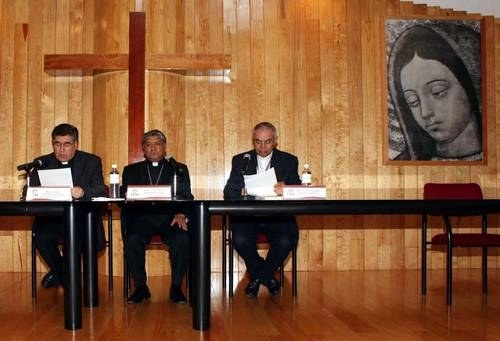 El obispo de San Cristóbal de las Casas, Felipe Arizmendi (izquierda), en conferencia de prensa durante la asamblea de la CEM. Foto Notimex/Archivo
