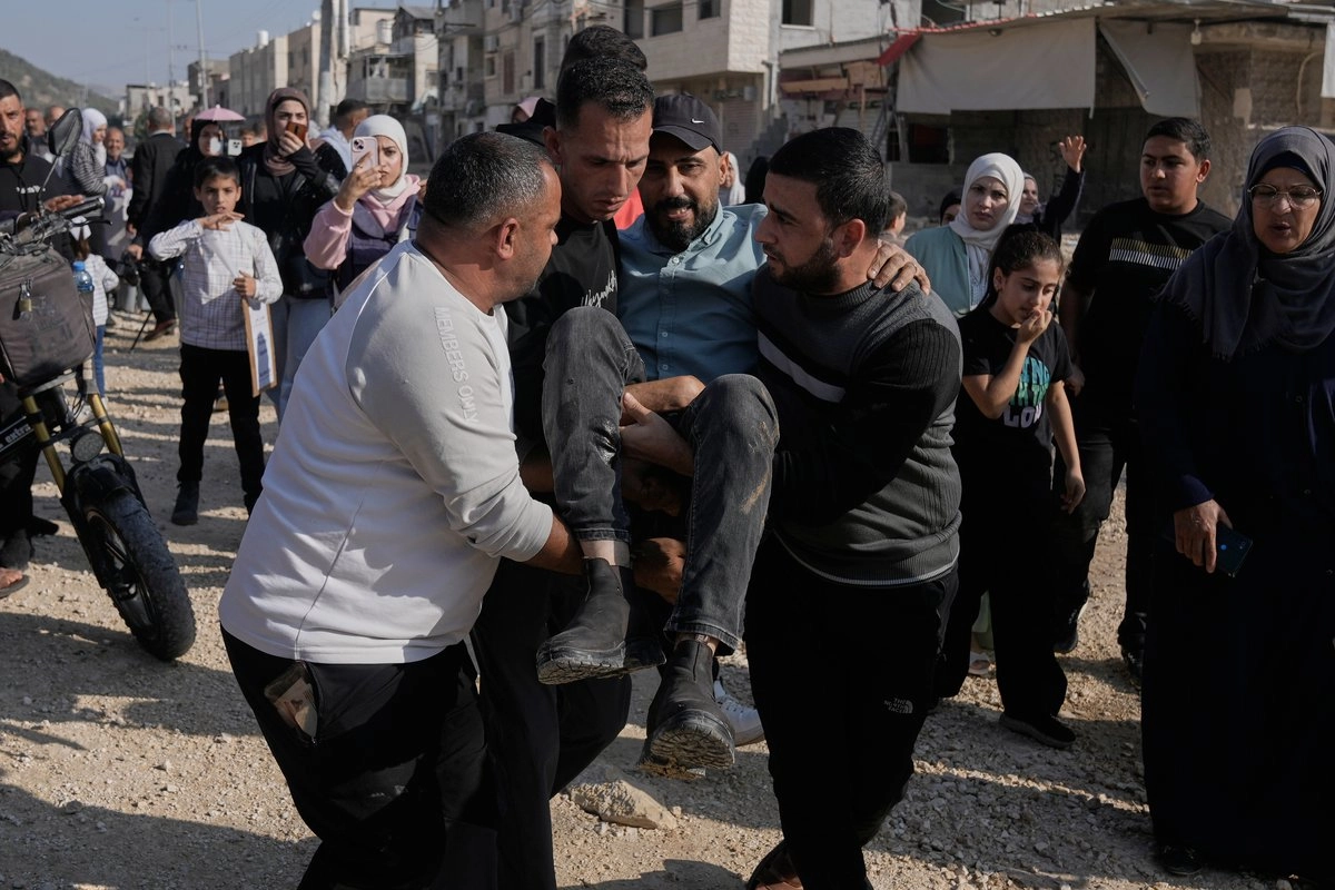 El camarógrafo de Al Jazeera, Fadi Yassin, es trasladado tras recibir un disparo en la pierna por soldados israelíes durante una protesta de palestinos desplazados que pedían regresar a sus casas en el campo de refugiados de Nur Shams, en la ciudad de Tulkarem, en Cisjordania, el 18 de noviembre de 2025.