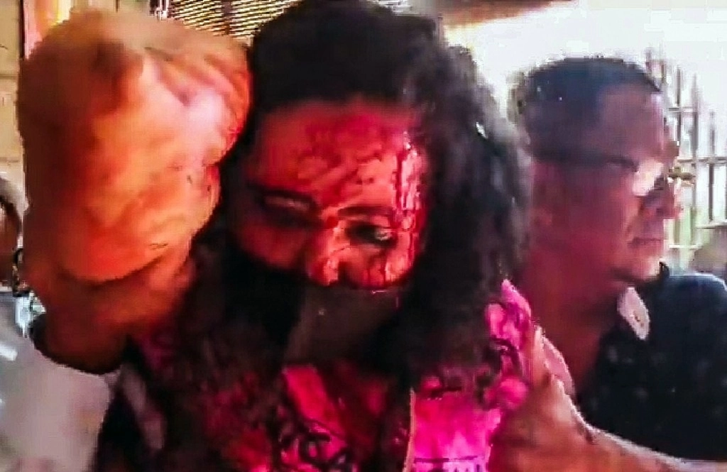 Imagen de la periodista Verónica Chávez, tras los ataques de los simpatizantes oficialistas. Foto Afp 