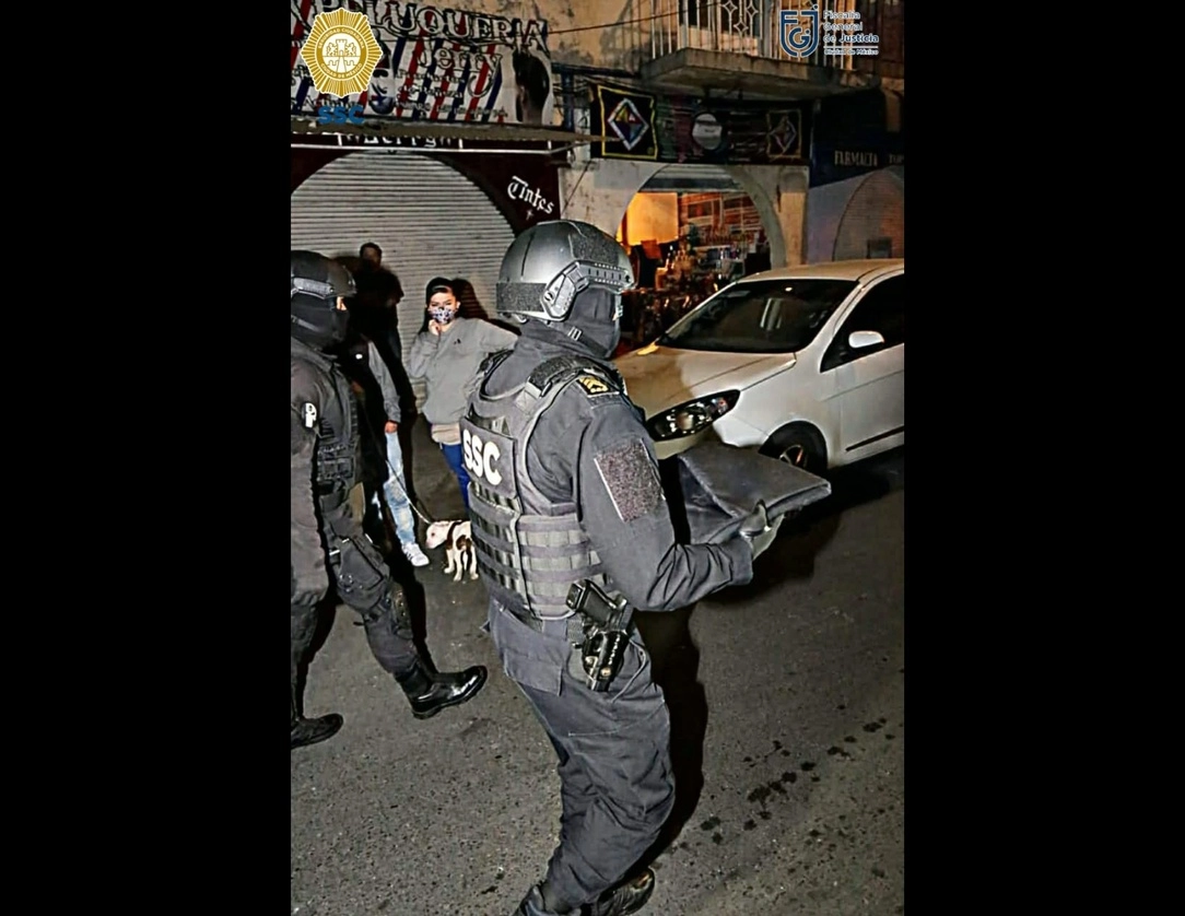 Elementos de la SSC y de la FGJ participaron en el operativo conjunto en Benito Juárez y en Cuauhtémoc. Foto Twitter @OHarfuch
