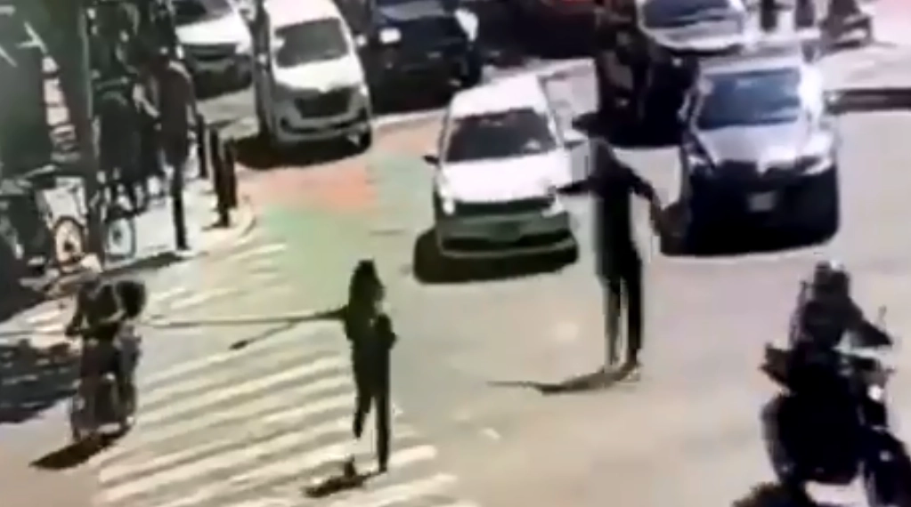 La Secretaría de Seguridad Ciudadana dijo que el presunto asaltante realizó un disparo y logró darse a la fuga al abordar una motocicleta color negro en la que otro hombre los esperaba. Imagen tomada de un video difundido a través del Twitter de @panaclo
