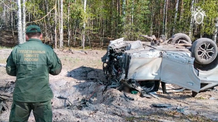 El Comité de Investigación Ruso trabaja en el lugar donde explotó el automóvil del escritor y publicista ruso Zakhar Prilepin en la región de Nizhny Novgorod, a unos 400 kilómetros al este de Moscú. Foto Ap