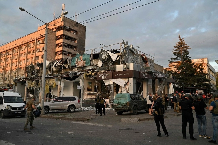 Un restaurante fue destruido en Kramatorsk, en el este de Ucrania, luego de que un misil lo impactara, el 27 de junio de 2023. Foto Afp / Genya Savilov