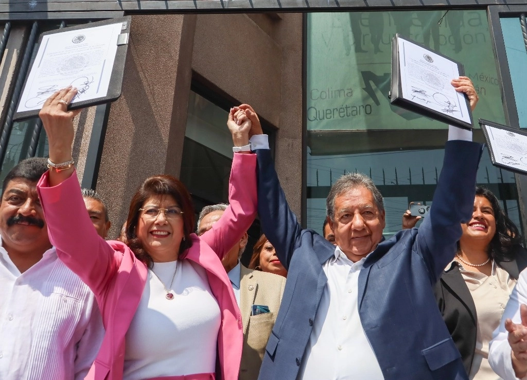 Higinio Martínez recibe constancia de mayoría. Foto: Especial 
