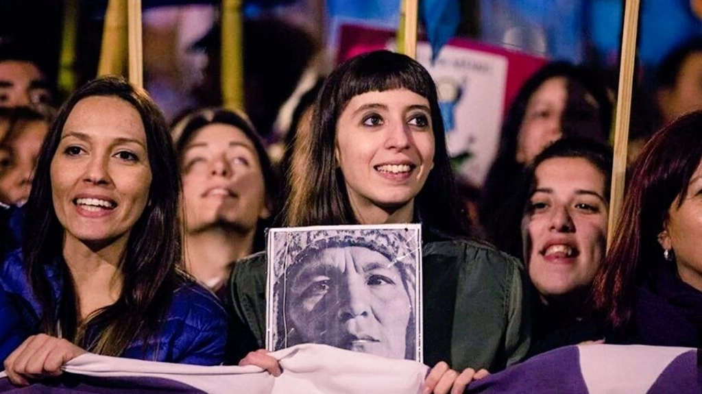 El aspecto físico de Florencia (centro), hija de la vicepresidenta argentina Cristina Kirchner, fue objeto de crítica durante un programa televisivo del grupo mediático La Nación. Foto tomada de Twitter.