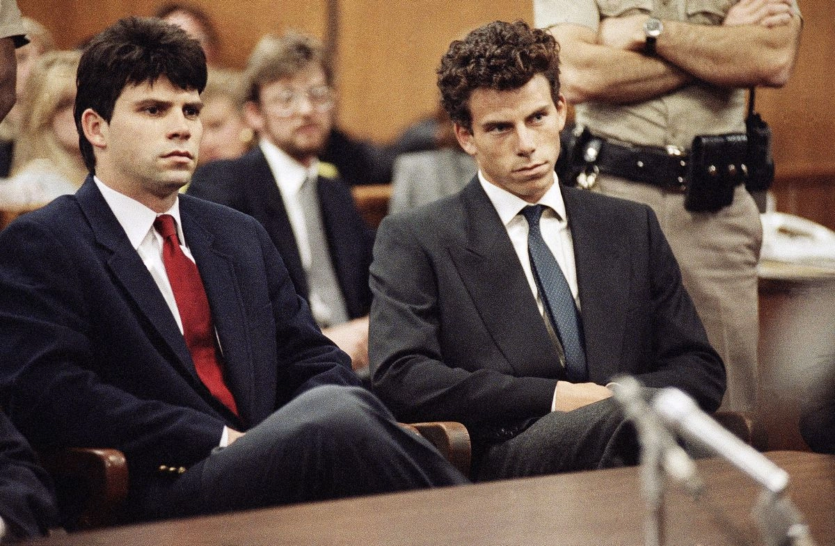 Lyle (izquierda) y Erik Menéndez en el Tribunal Municipal de Beverly Hills, donde se realizó el juicio en su contra por el asesinato de sus padres, el cual fue perpetrado en 1989. Foto  