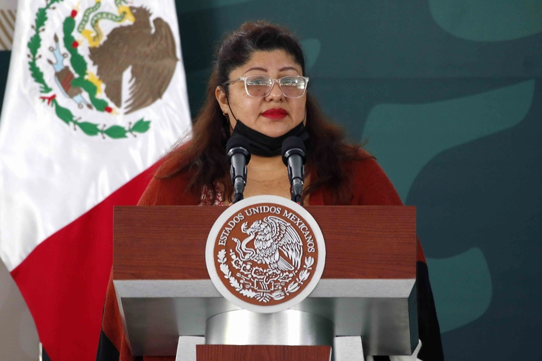 Micaela Cabañas, hija del maestro insurgente Lucio Cabañas, ofrece un discurso en el Campo Militar Número Uno sobre la apertura de archivos relacionados a la 'guerra sucia'. Foto cortesía Presidencia
