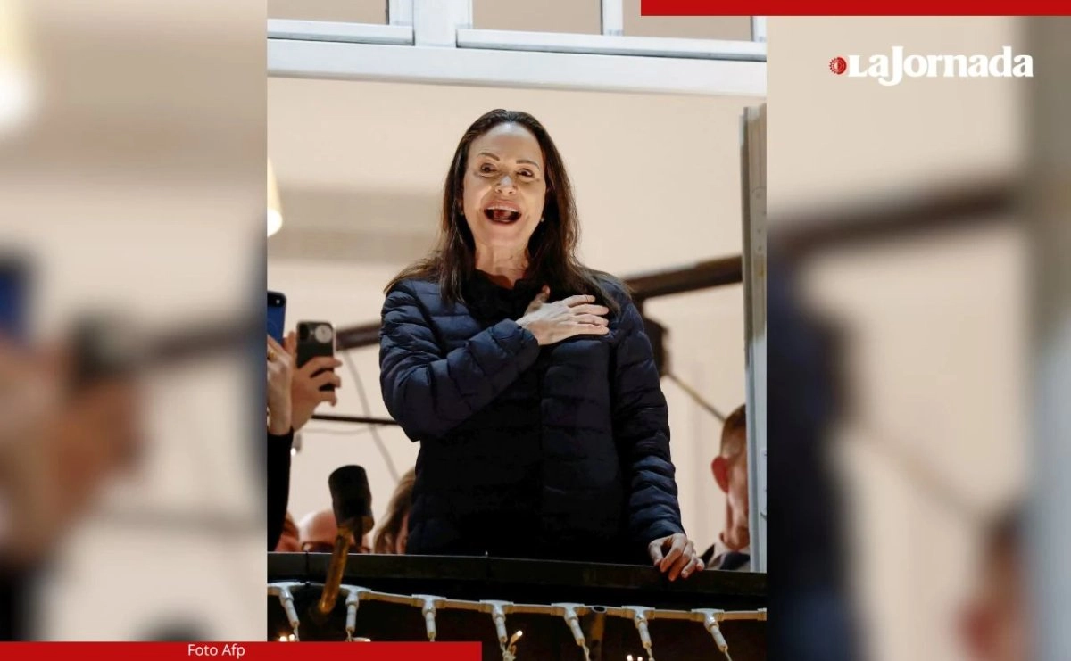 La Nobel de la Paz llegó ayer a Noruega horas más tarde de que su hija recibiera el galardón a su nombre durante la ceremonia oficial. Desde un balcón del Grand Hotel de Oslo cantó el himno nacional venezolano ante sus seguidores. Foto 