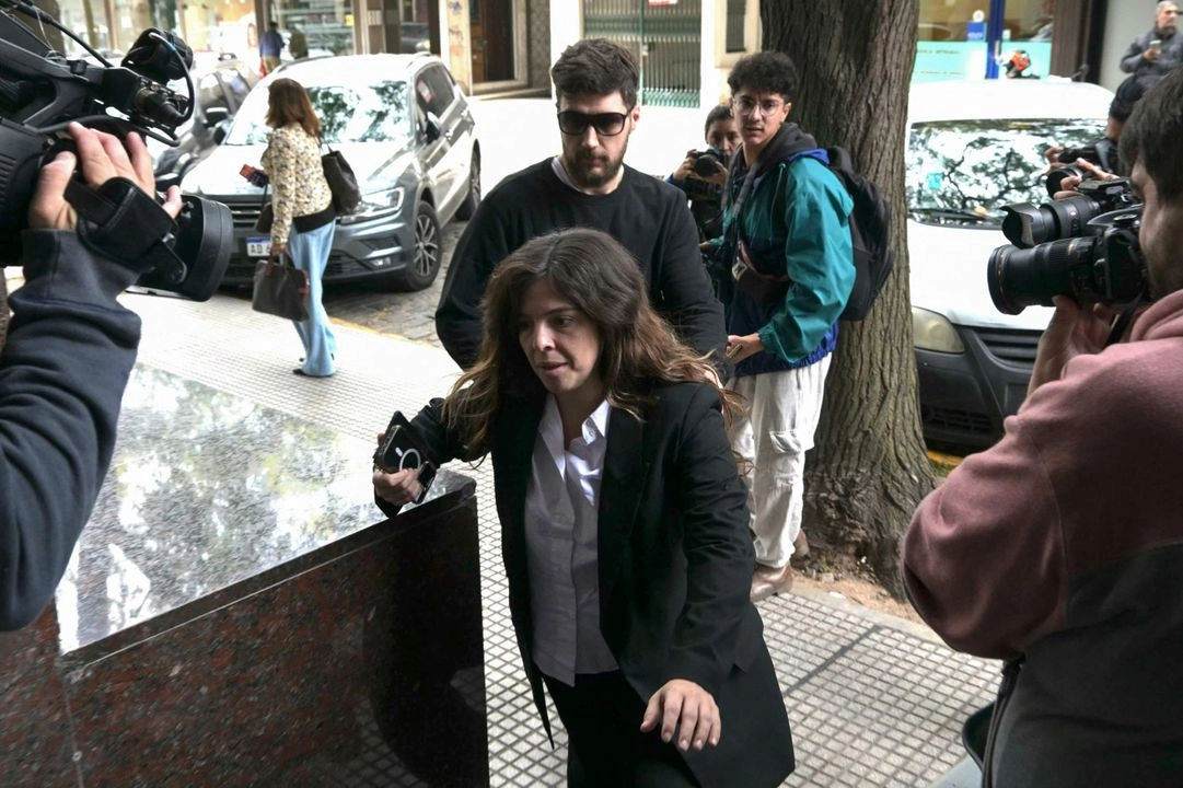 Dalma Maradona, hija del legendario futbolista argentino Diego Maradona, llega al juzgado para el juicio por la muerte de su padre en San Isidro, en las afueras de Buenos Aires. Foto